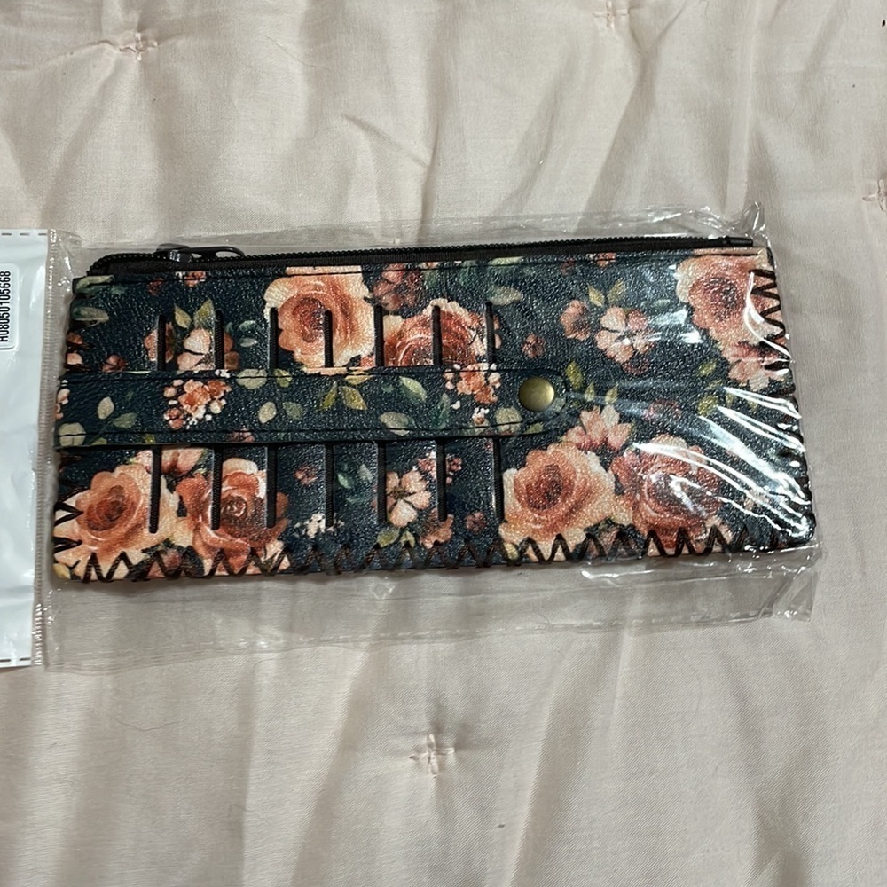 Free w 25 purchase 💛Floral wallet nwt - Picture 2 of 4